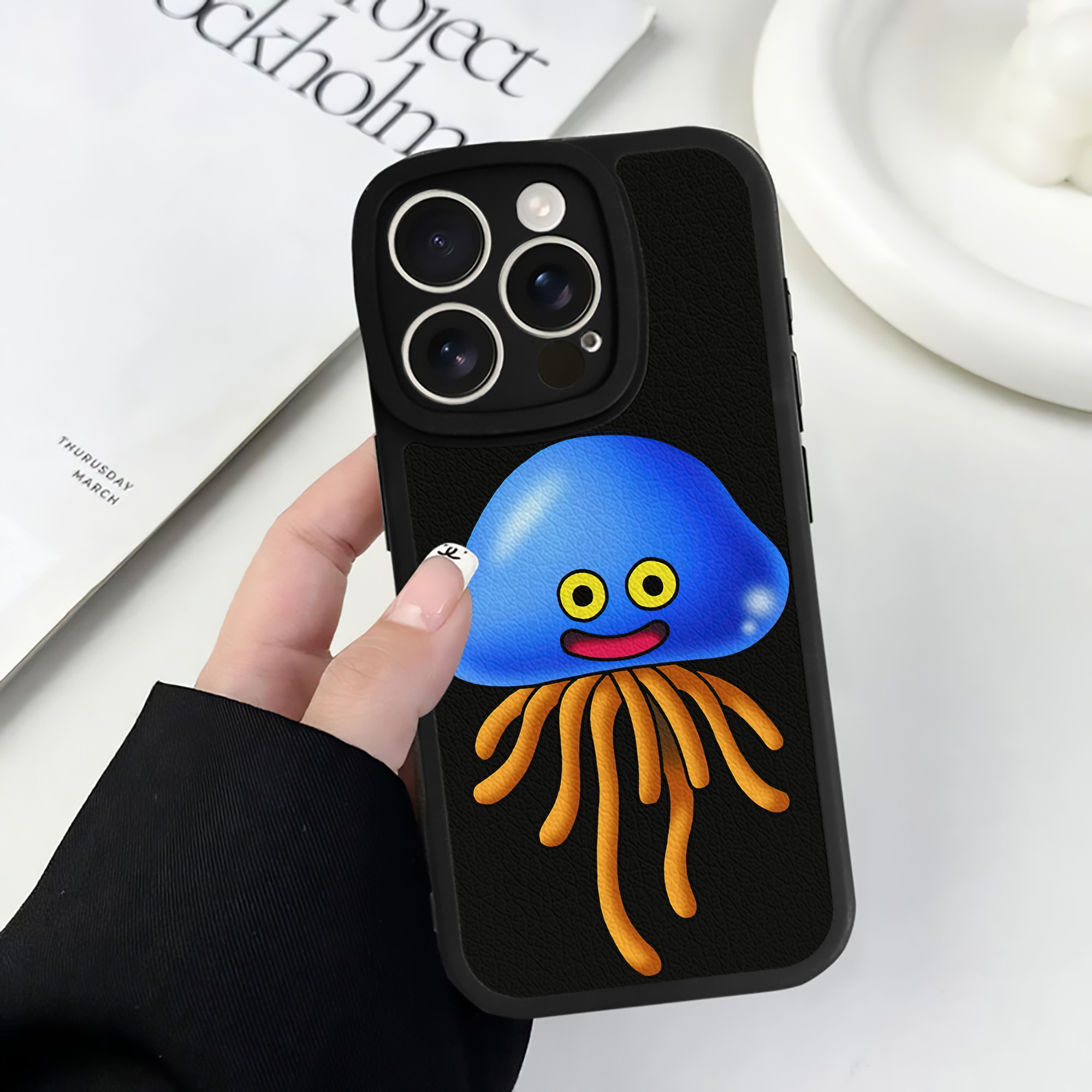 （画像用） ドラゴンクエスト Doragon Kuesuto Dragon Quest 【iPhone 16シリーズ対応】シリコンスマホケース（レザー調） 材質：シリコン